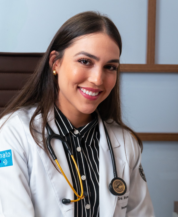 Foto da reumatologista Dra. Bruna Malheiros